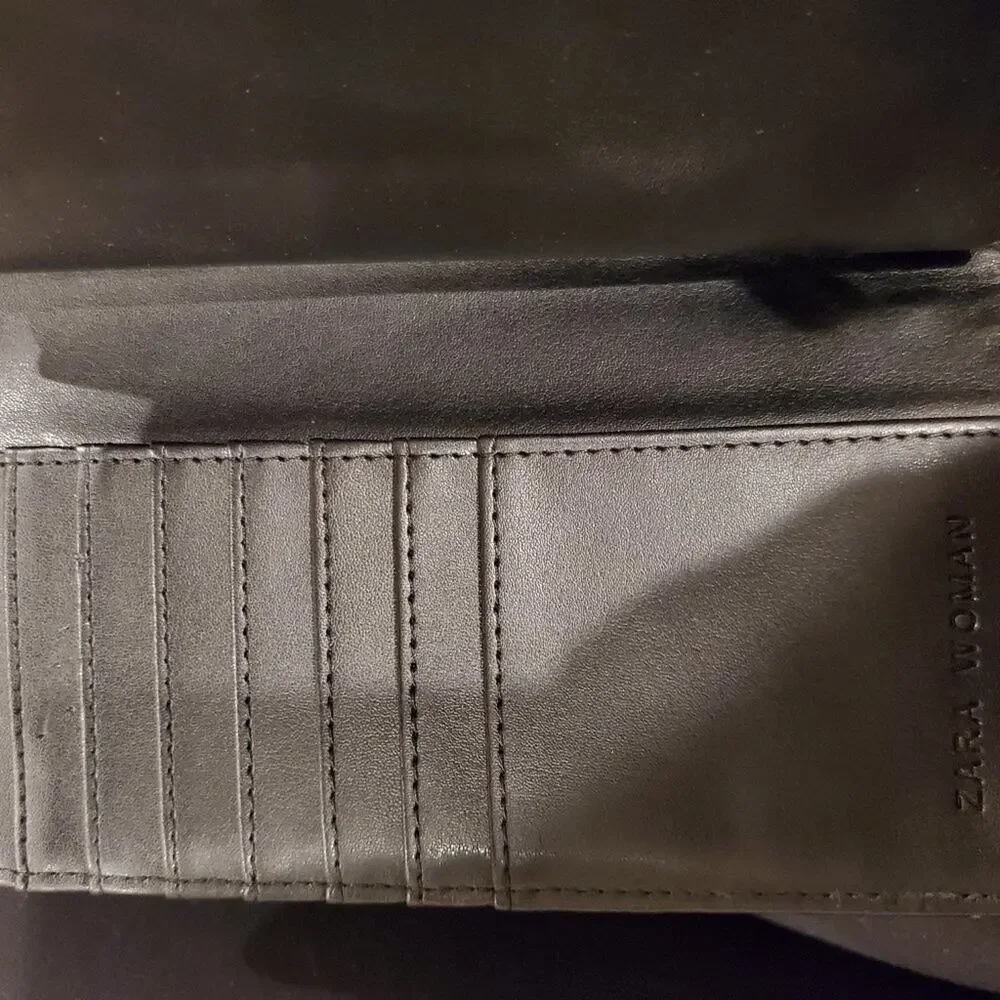 Date Night Leather Wallet w/chain || Like new!